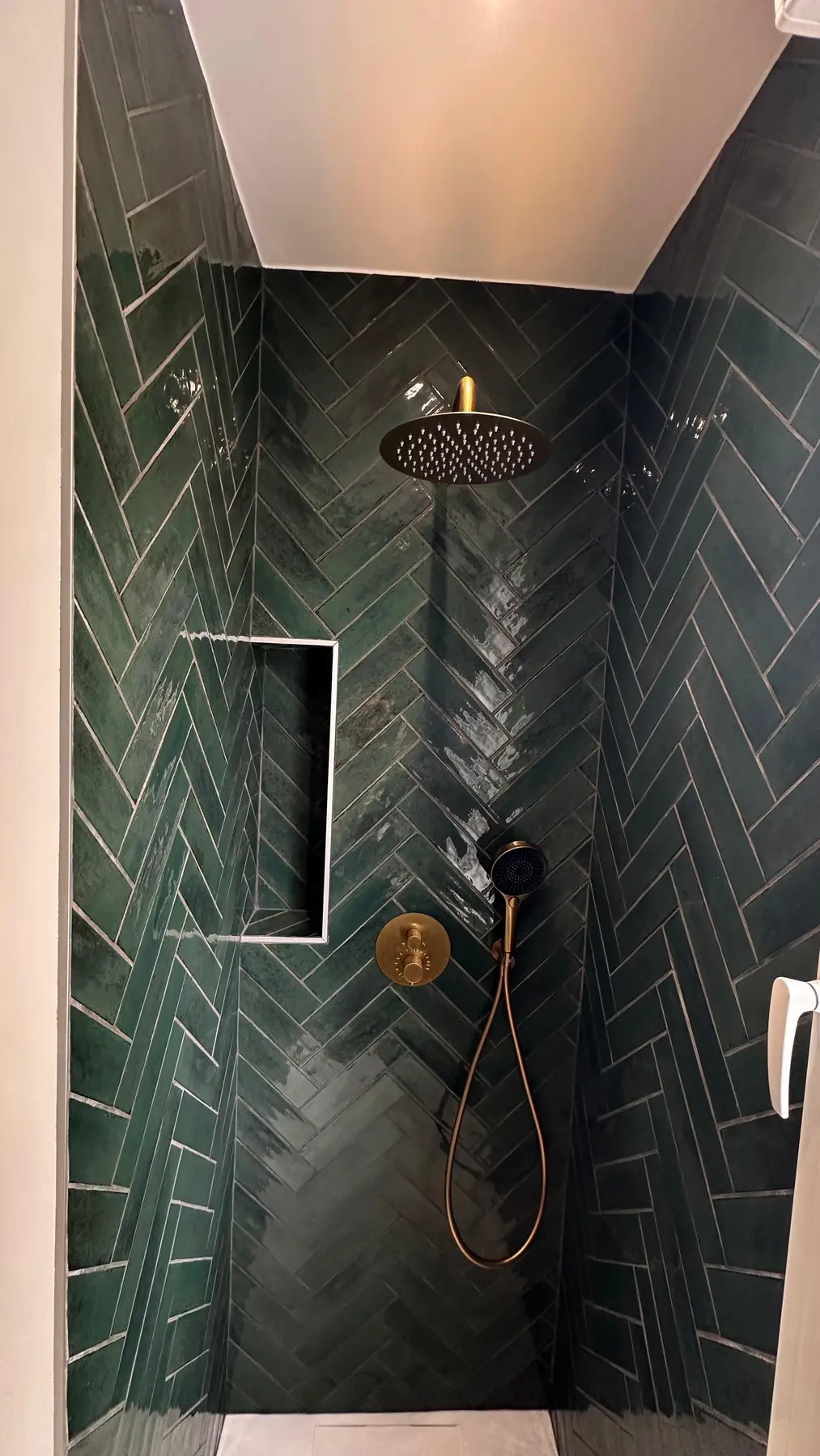 Salle de bain rénovée avec douche à l'italienne