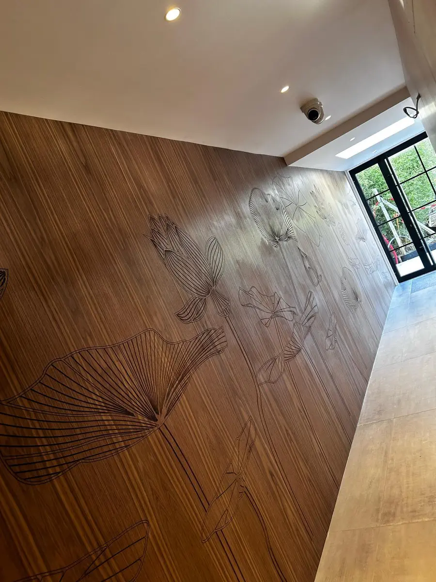 Habillage mural en bois précieux gravé sur mesure par BMP